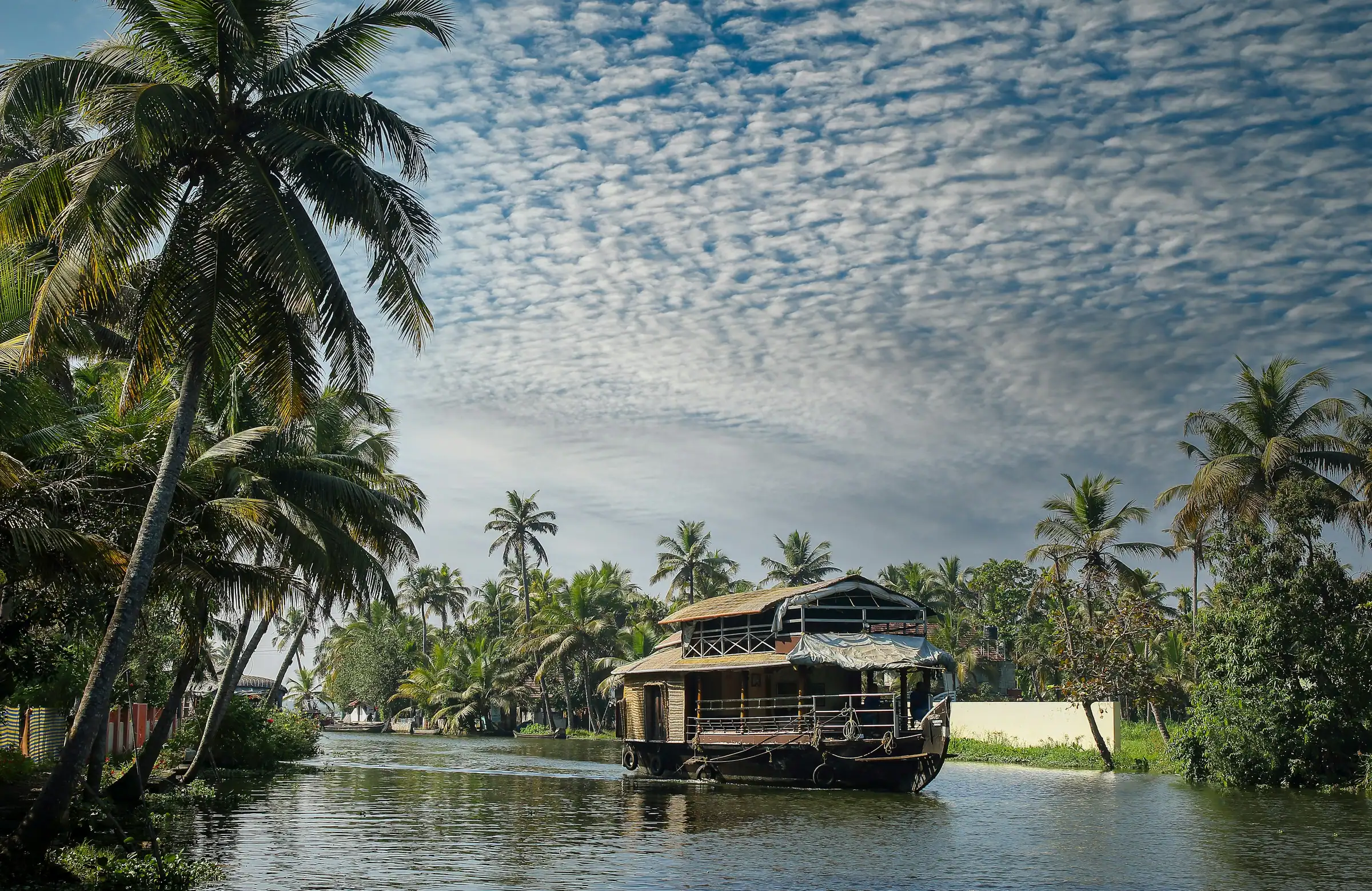 Ein Hausboot auf den Backwaters von Alappuzha