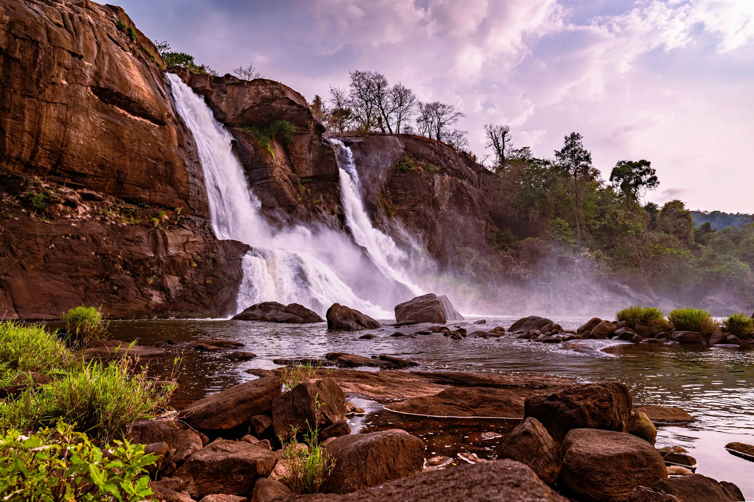 Die Athirappilly-Wasserfälle vom Fluss aus gesehen