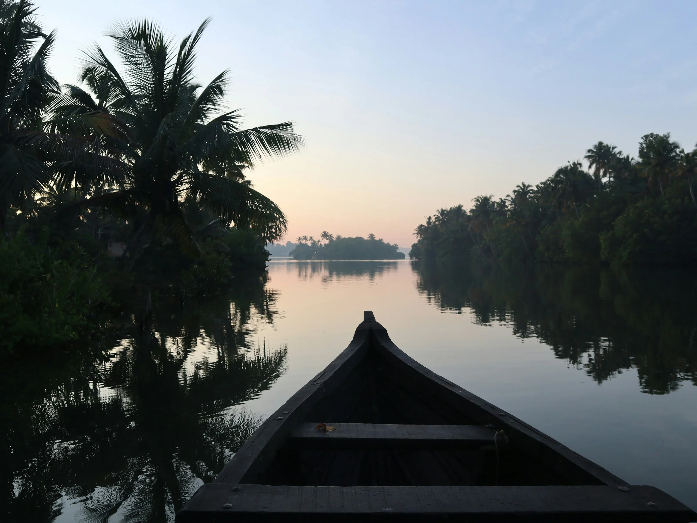 Der Bug eines Dorfkanus auf stillem Wasser bei Sonnenaufgang, Munroe Island
