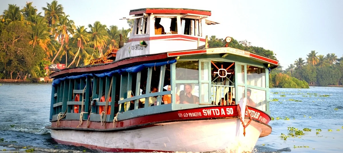 Eine Fähre des State Water Transport auf den Backwaters, mit Fahrgästen an Bord