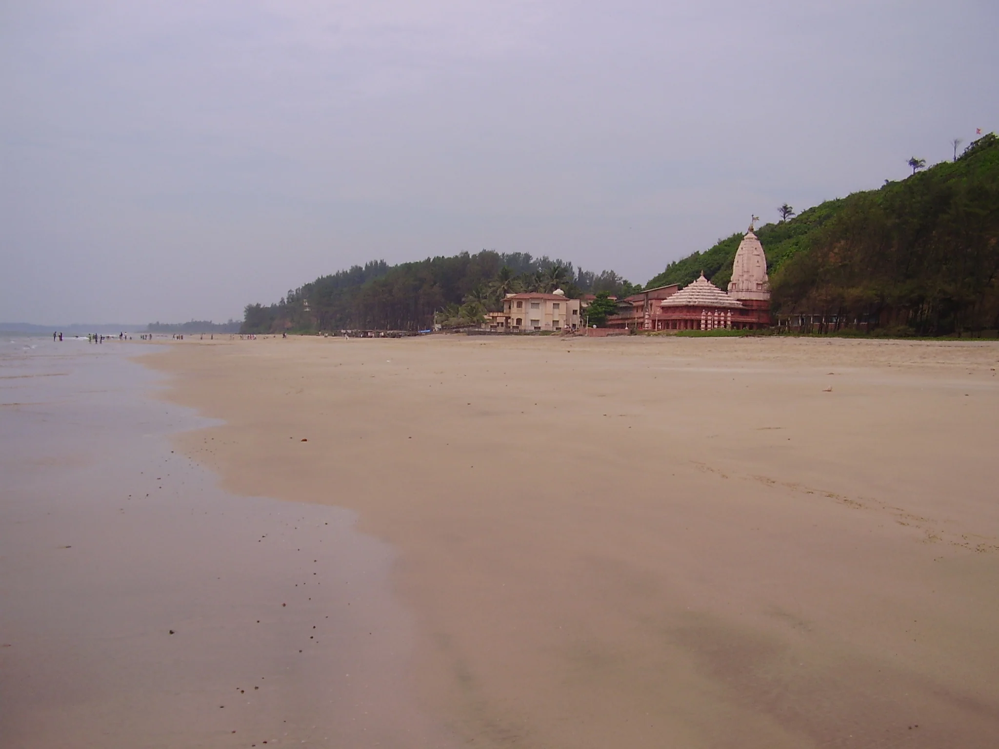 La plage et le temple de Ganpatipule