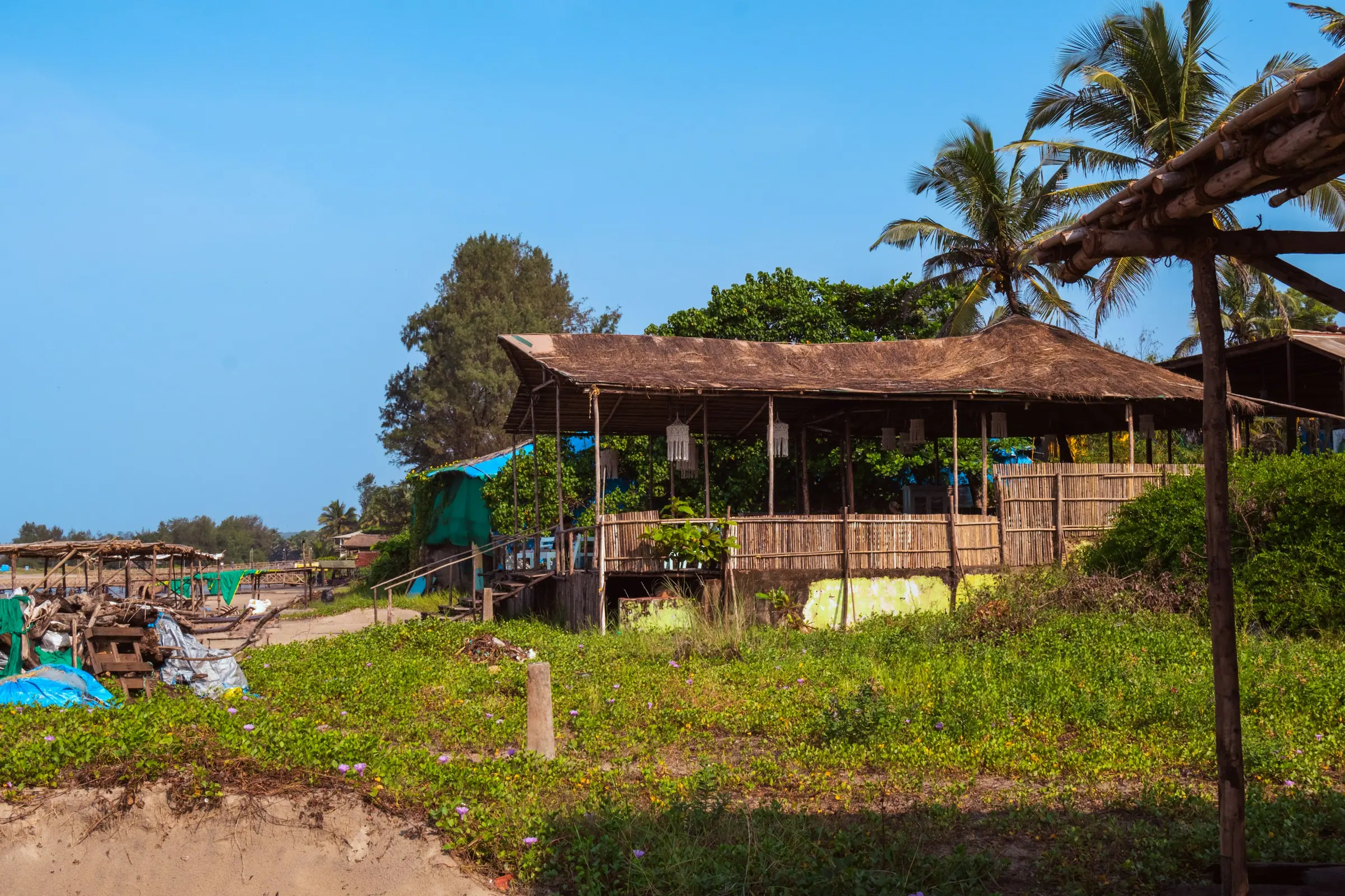 Strandhütten und Fischerboote in Mandrem, Nord-Goa