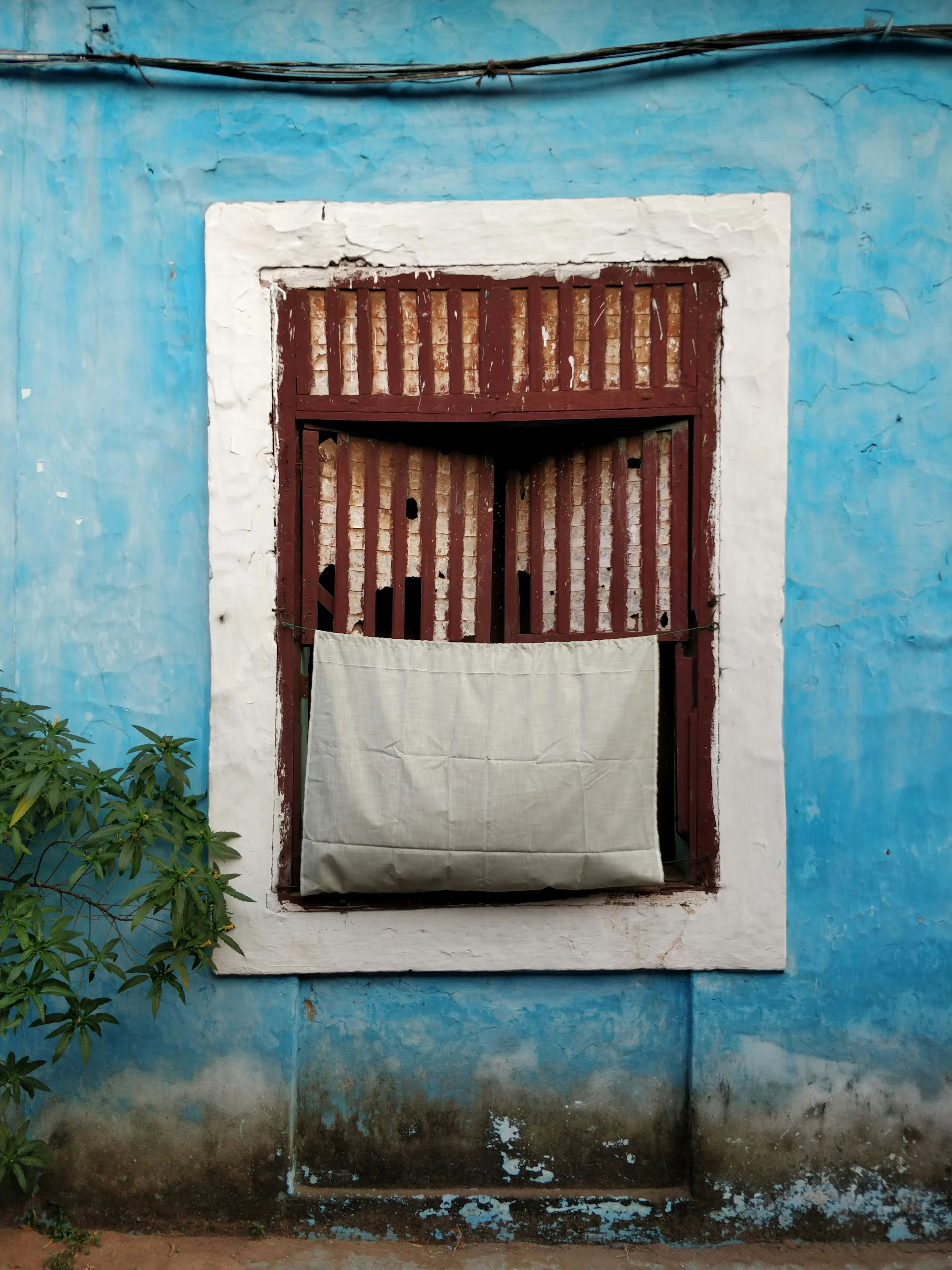 La fenêtre d'une vieille maison de style portugais à Goa