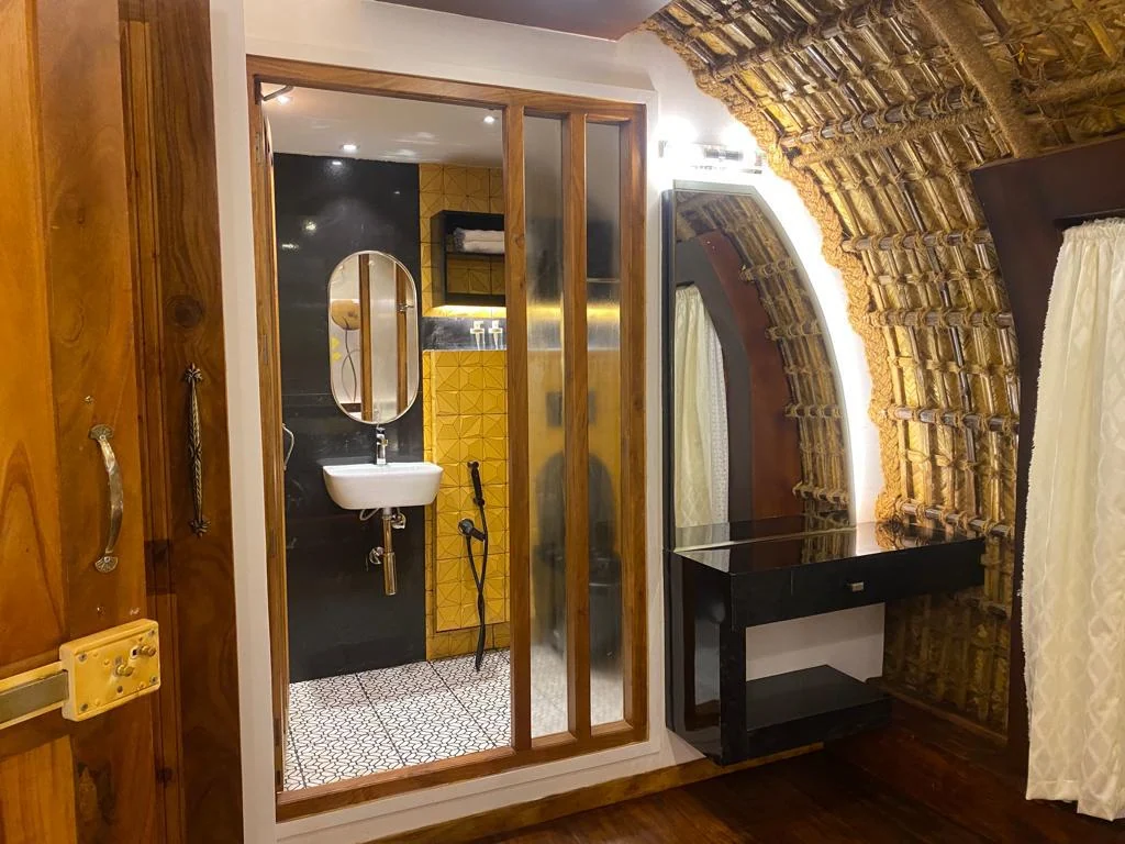The one-bedroom houseboat: living area