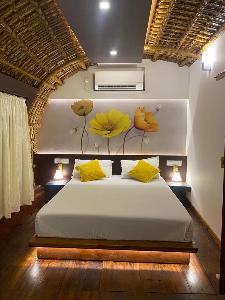 The one-bedroom houseboat: bedroom