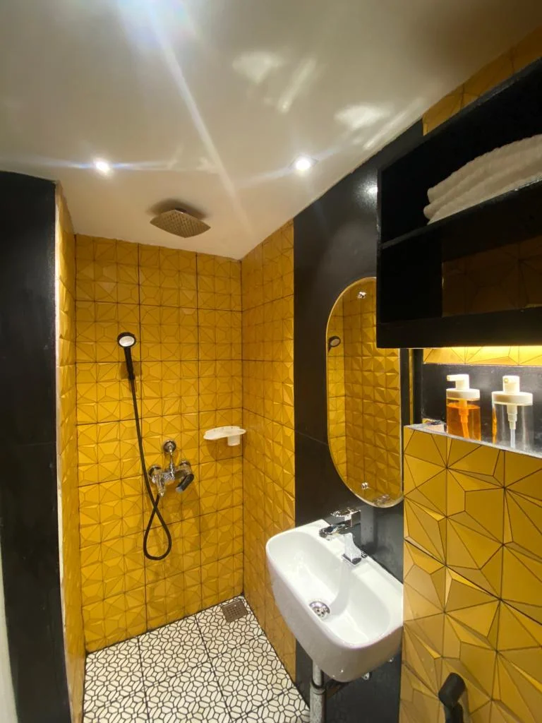 The one-bedroom houseboat: bathroom