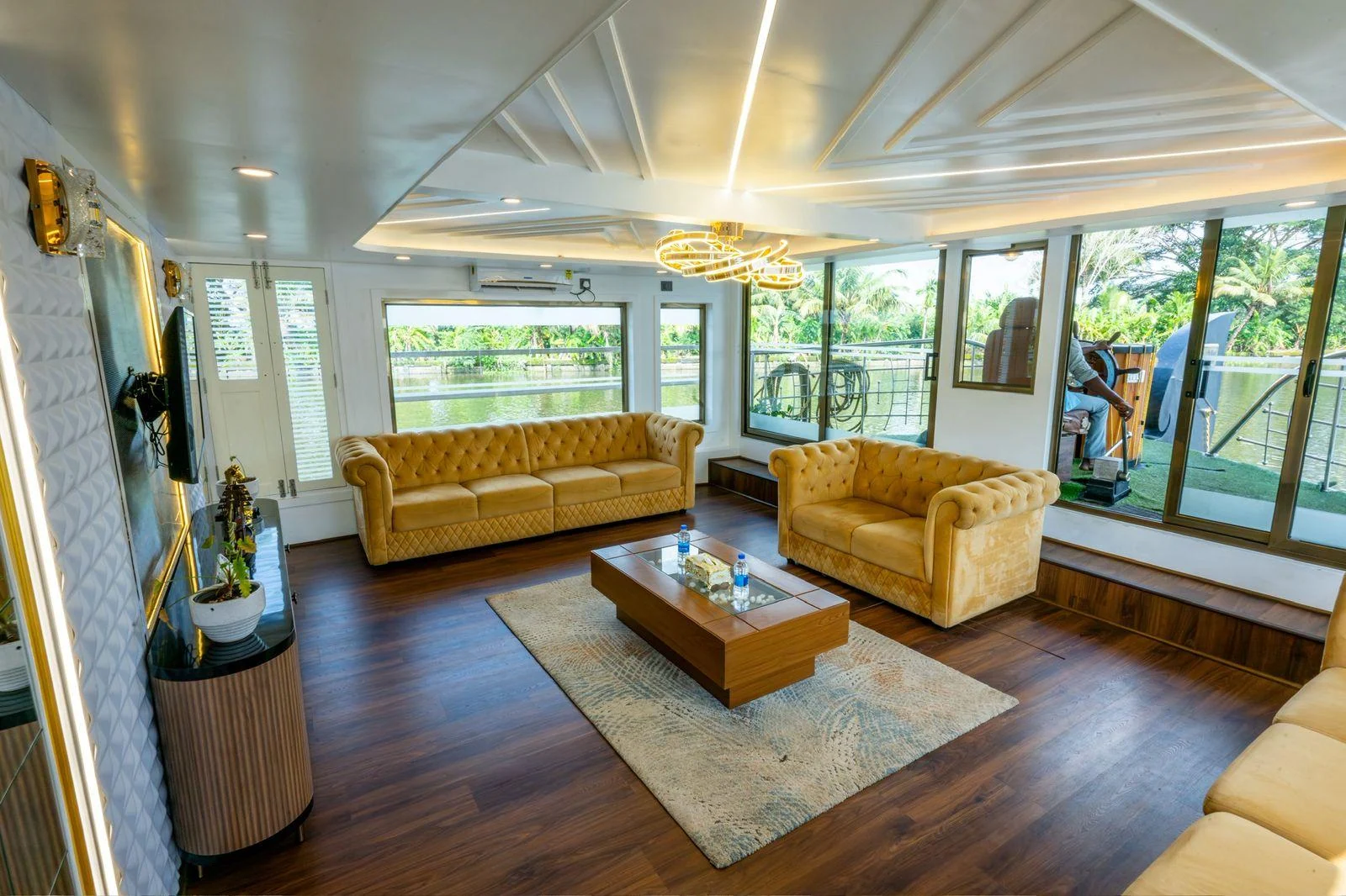 Le houseboat à trois chambres : espace de séjour