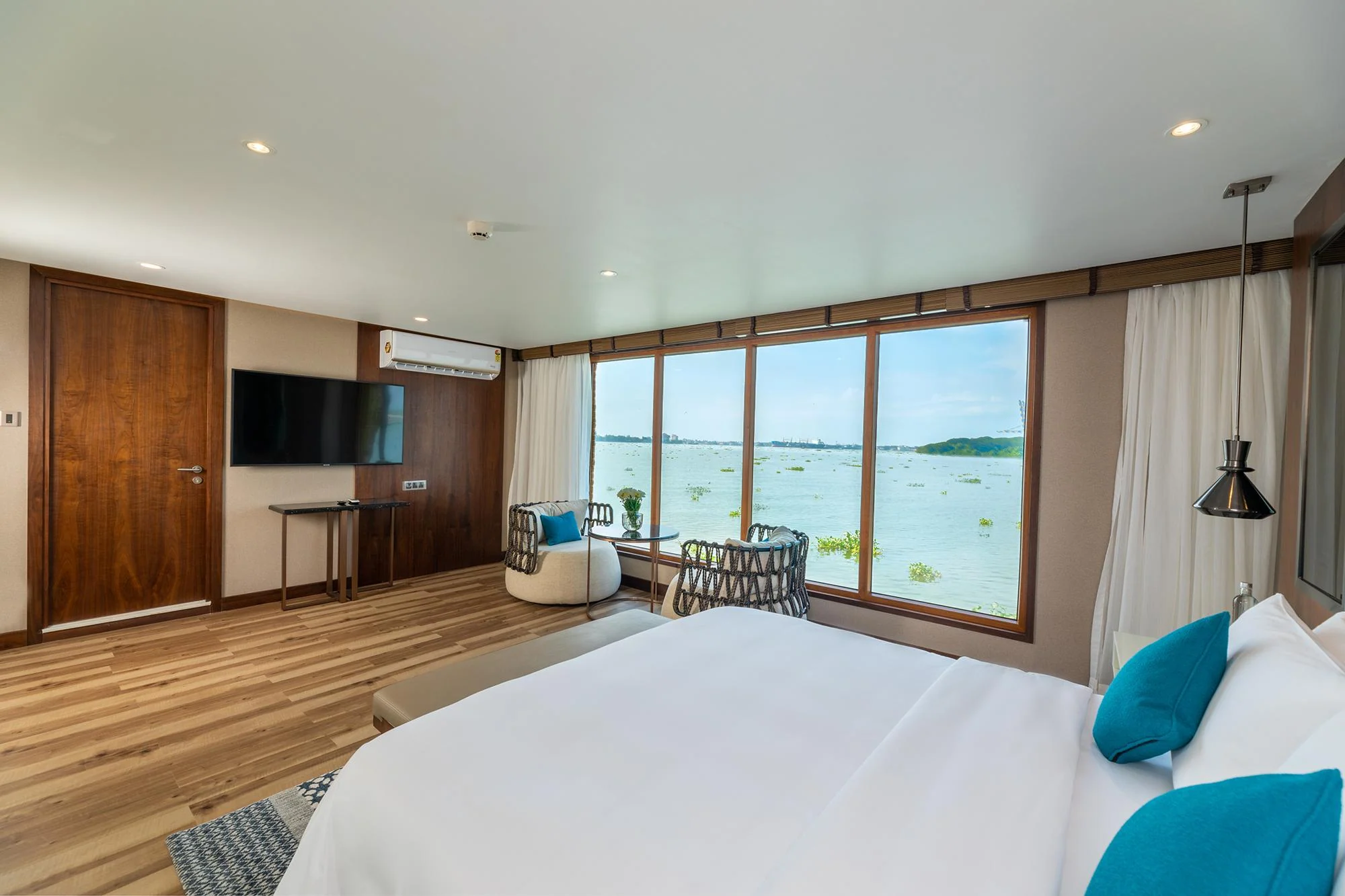 Le houseboat à trois chambres : salle à manger