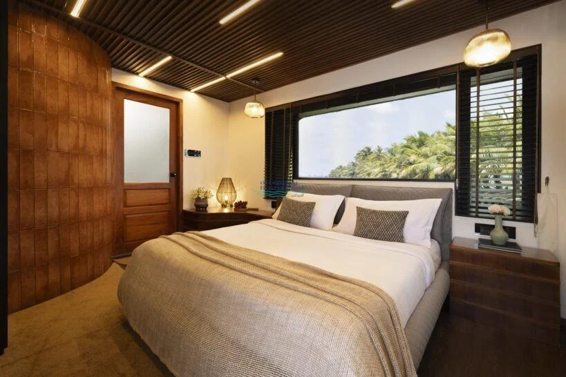 The four-bedroom houseboat: dining area