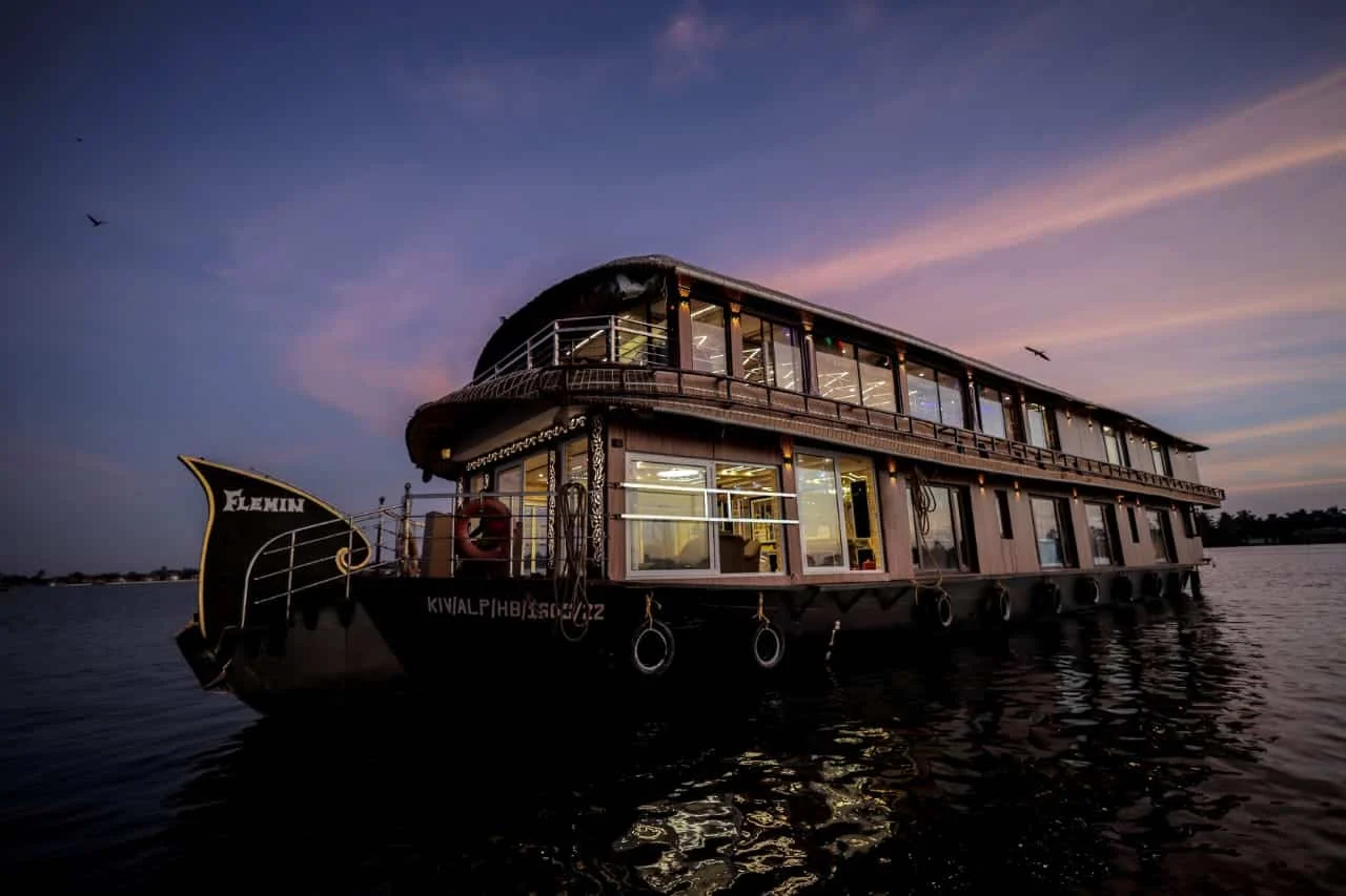 Das Hausboot mit sechs Schlafzimmern, vom Wasser aus