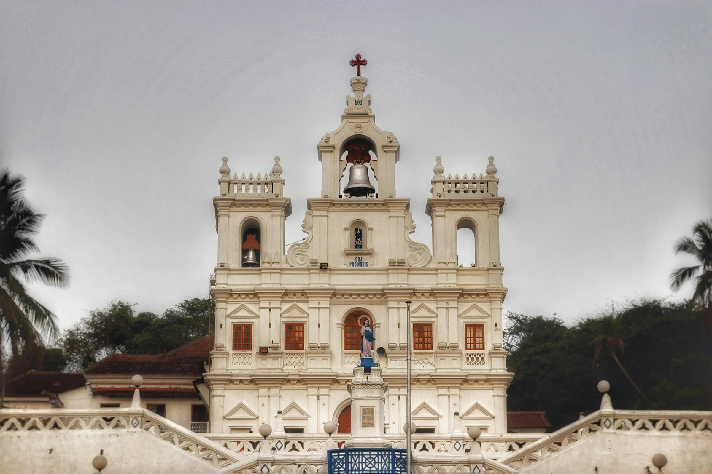 Eine weiße Kirche über einer Treppe in Panjim, Goa