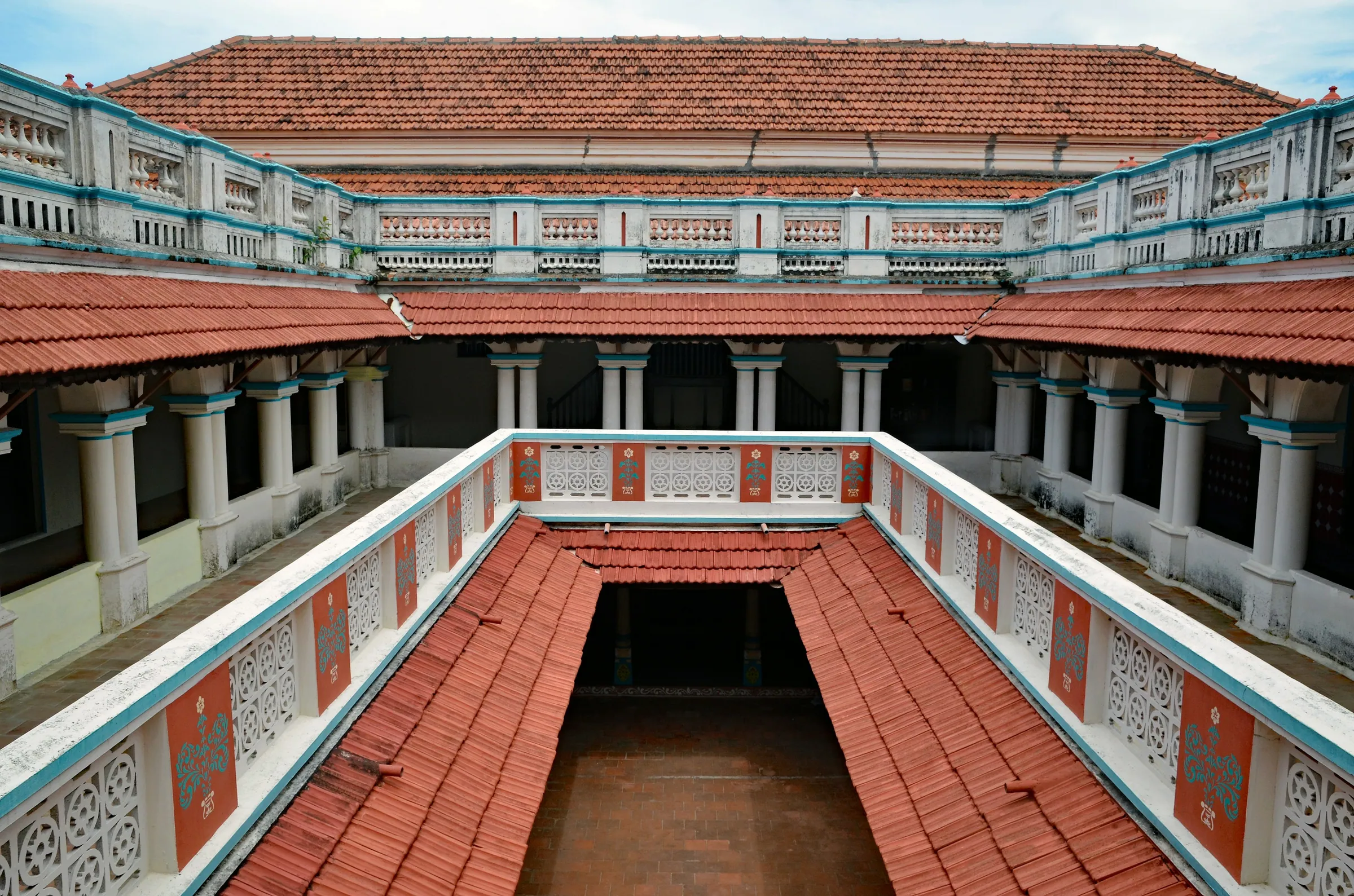 Der Innenhof einer Villa in Chettinad mit ihrem roten Ziegeldach
