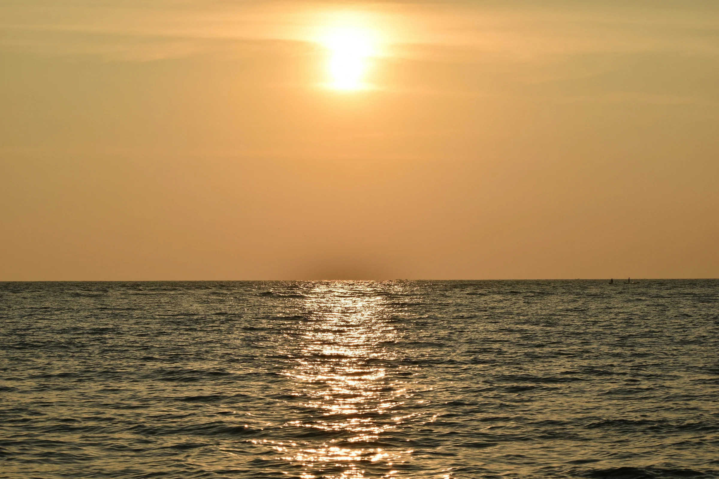 Die Sonne geht über dem Meer an der Küste Keralas unter