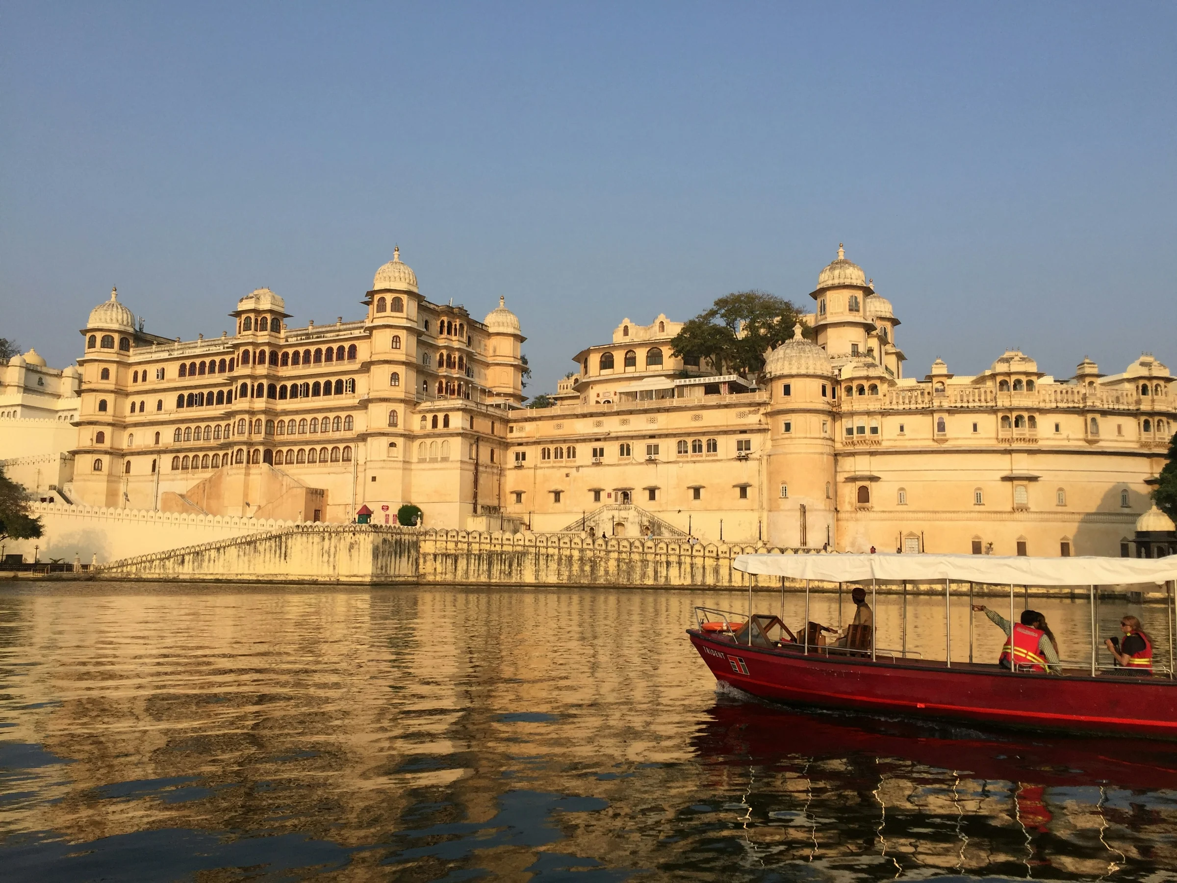 Der Stadtpalast und ein Boot auf dem Pichola-See in Udaipur