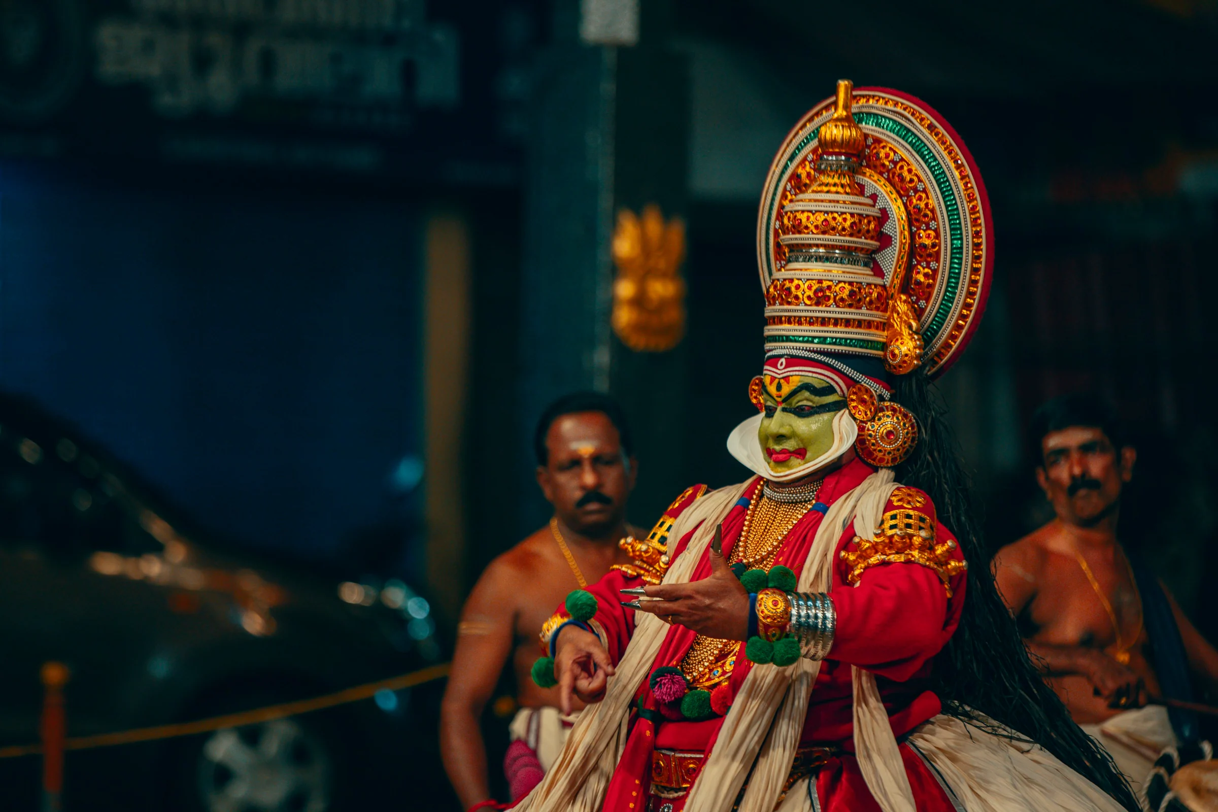Ein Kathakali-Tänzer im vollen Kostüm