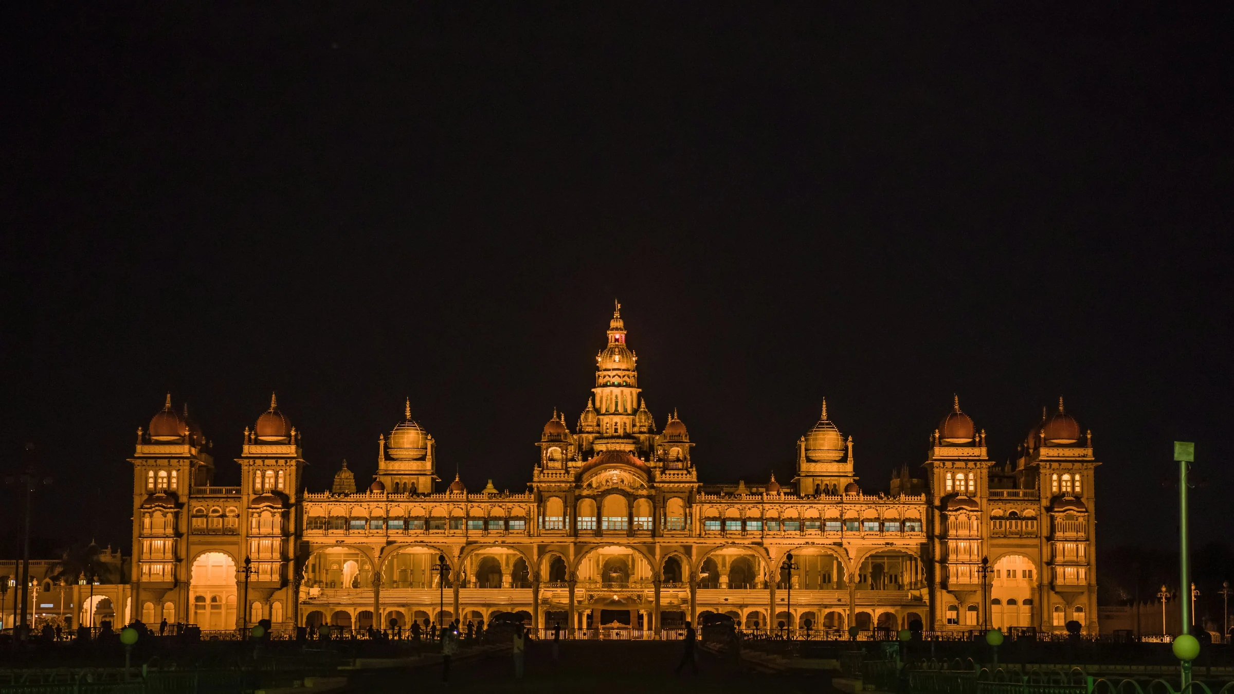 Der Palast von Mysore, nachts beleuchtet