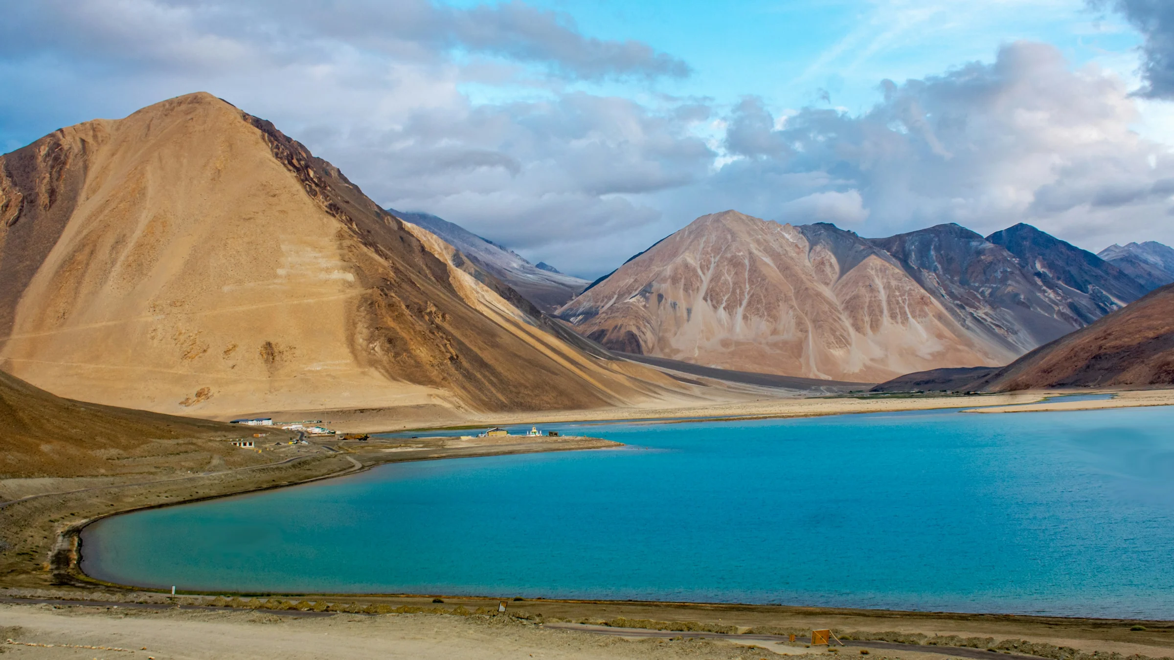 Das blaue Wasser des Pangong Tso zwischen kahlen Bergen
