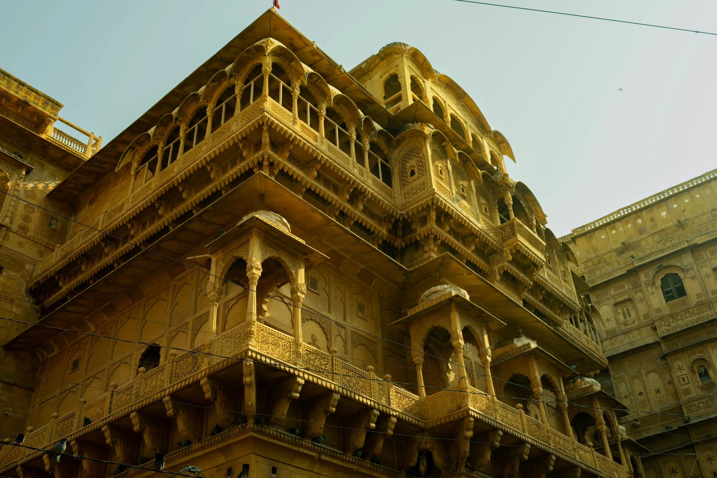 Gemeißelte Balkone aus goldenem Sandstein in Rajasthan