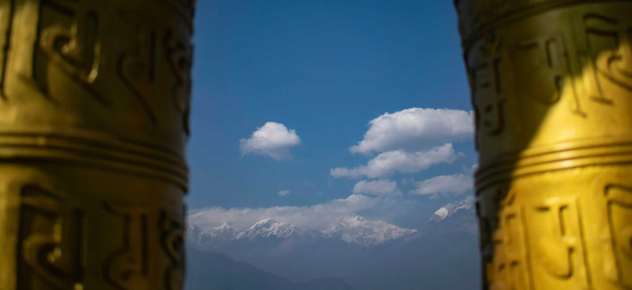 Berge zwischen zwei goldenen Gebetsmühlen in Sikkim
