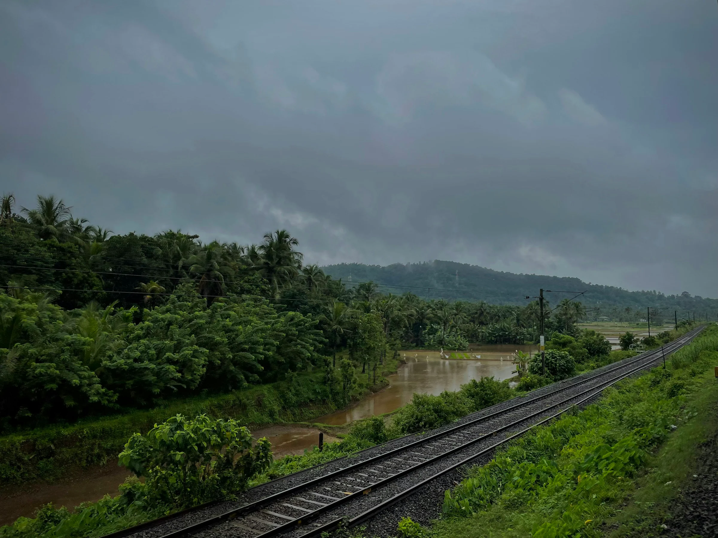 Eine Bahnstrecke an einem Fluss an der Westküste