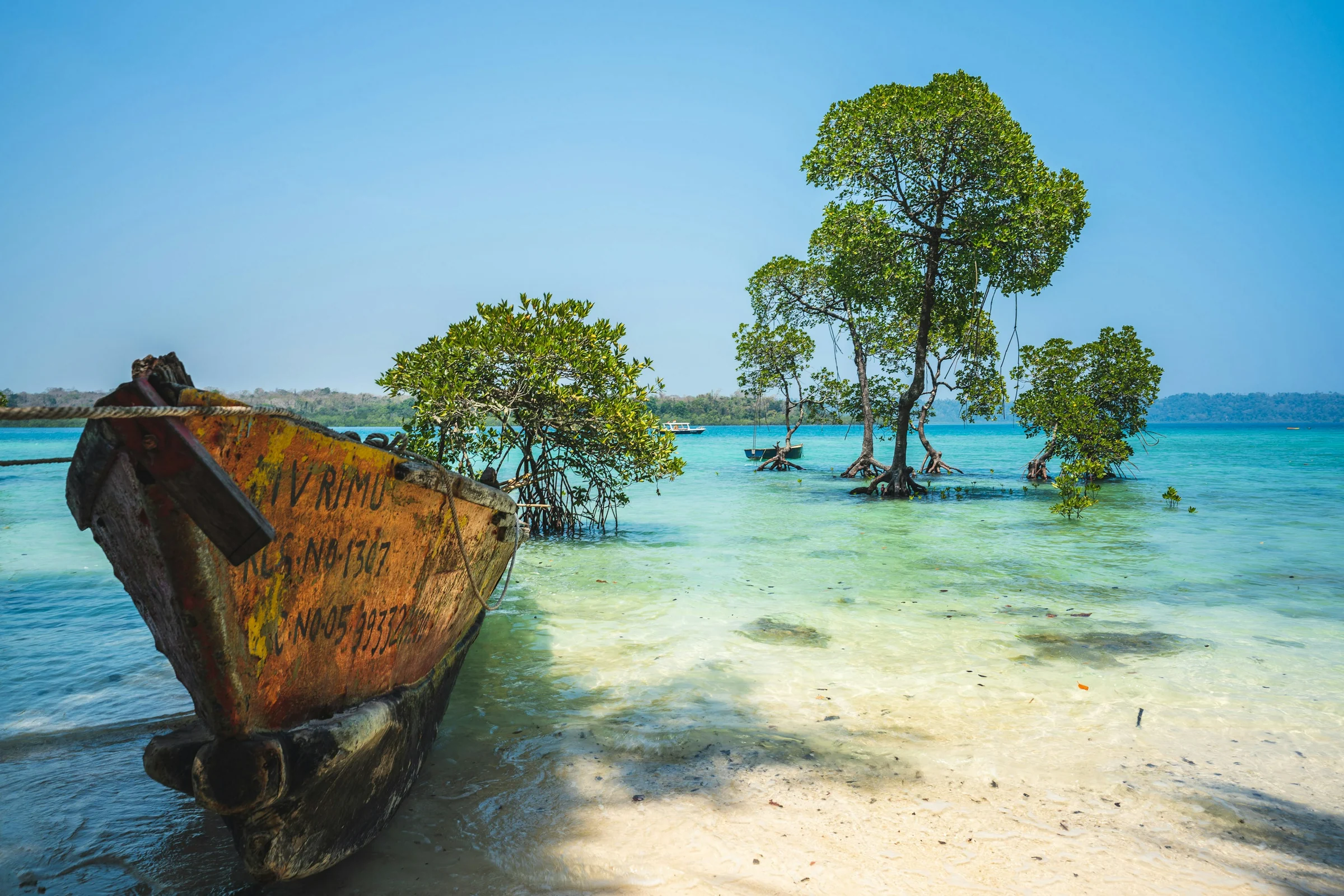 Ein altes Boot an einem Strand der Andamanen