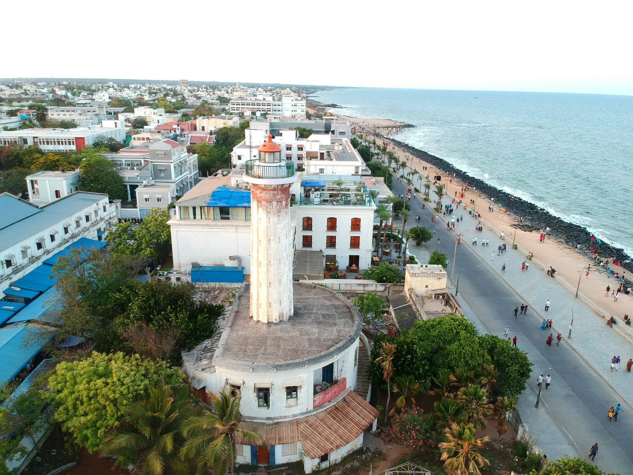 Die Uferpromenade und der Leuchtturm von Pondicherry von oben
