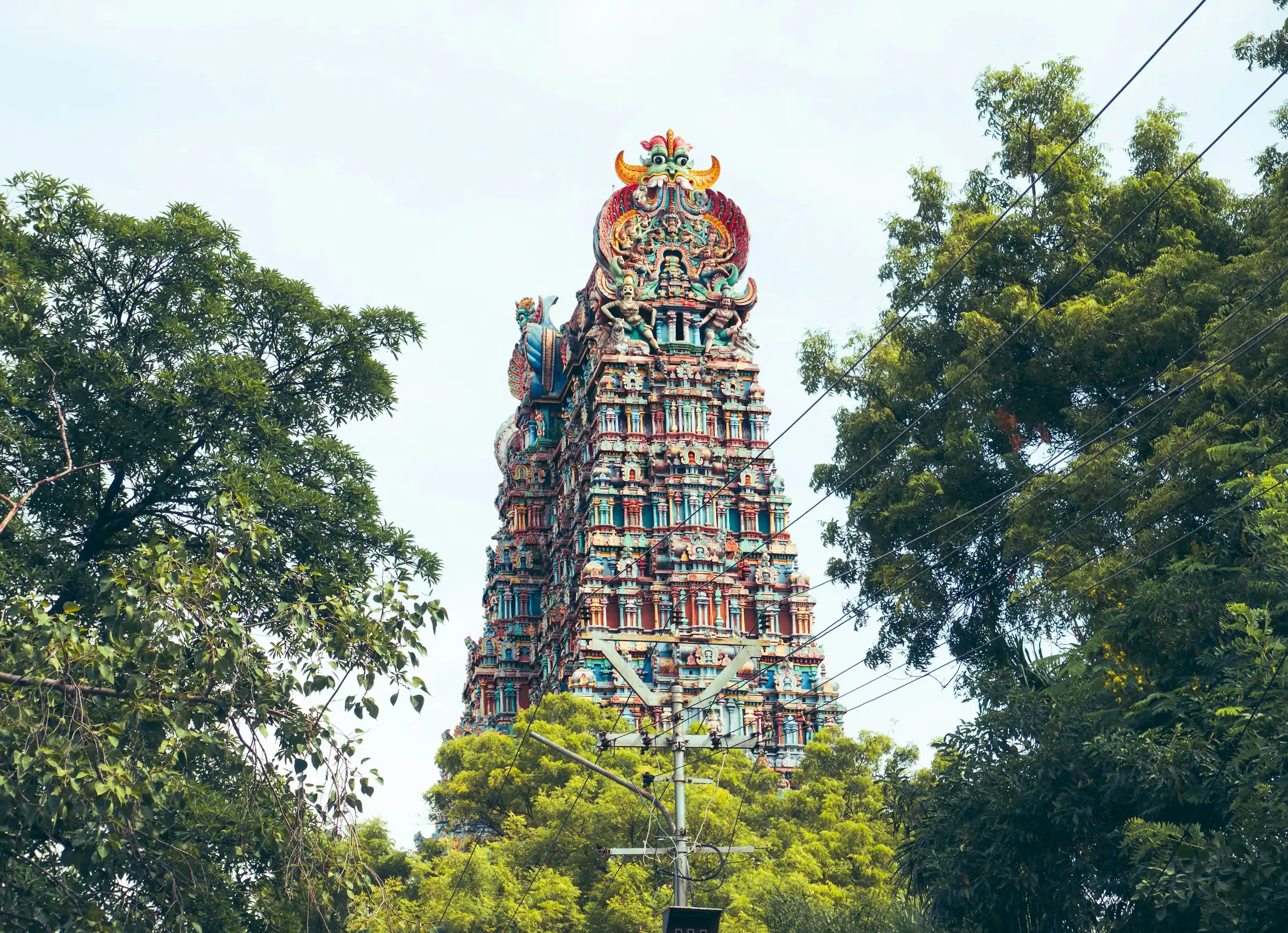 Ein bemalter Gopuram des Meenakshi-Tempels in Madurai