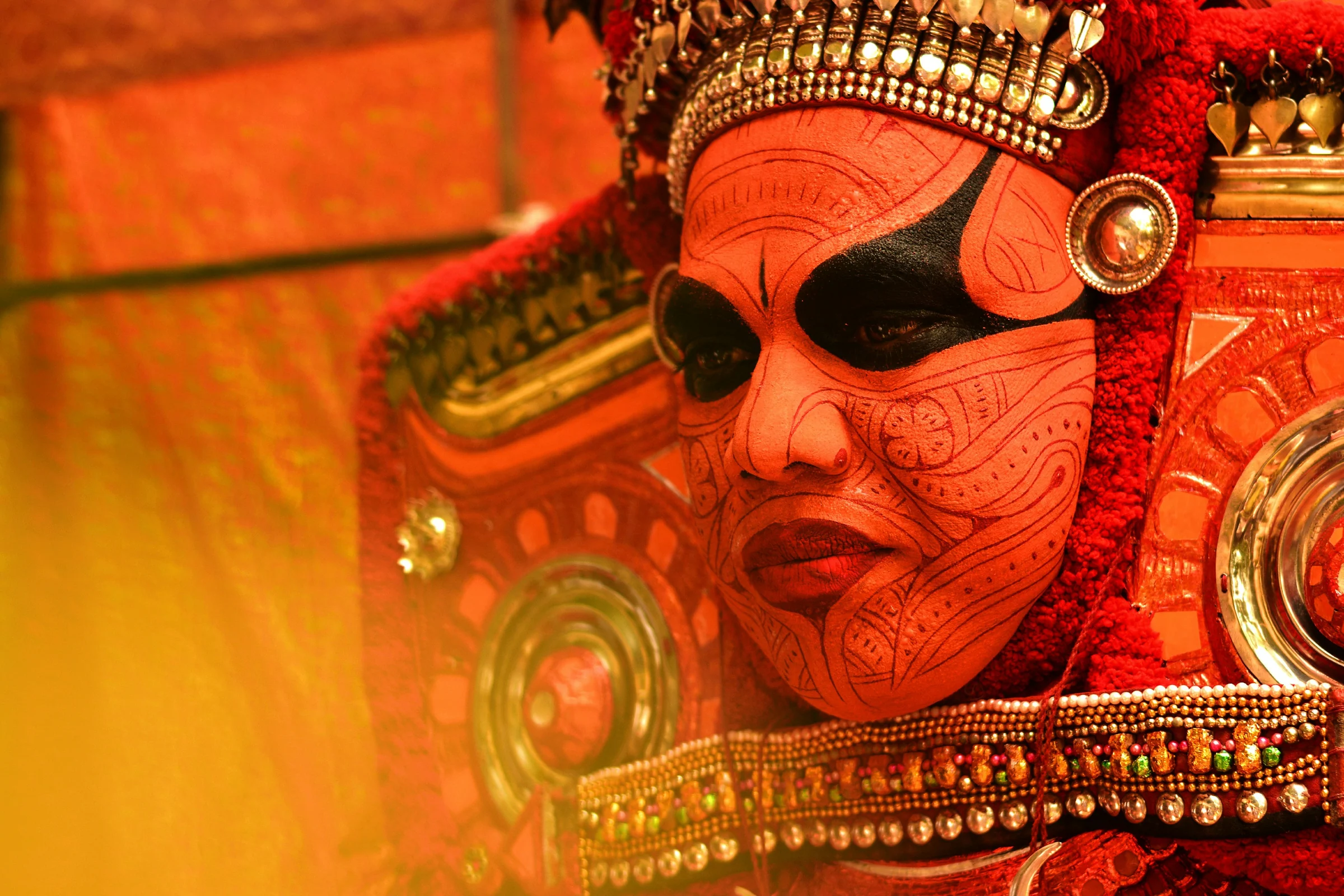 Das Gesicht eines Theyyam-Tänzers in Nileshwaram im Norden Keralas
