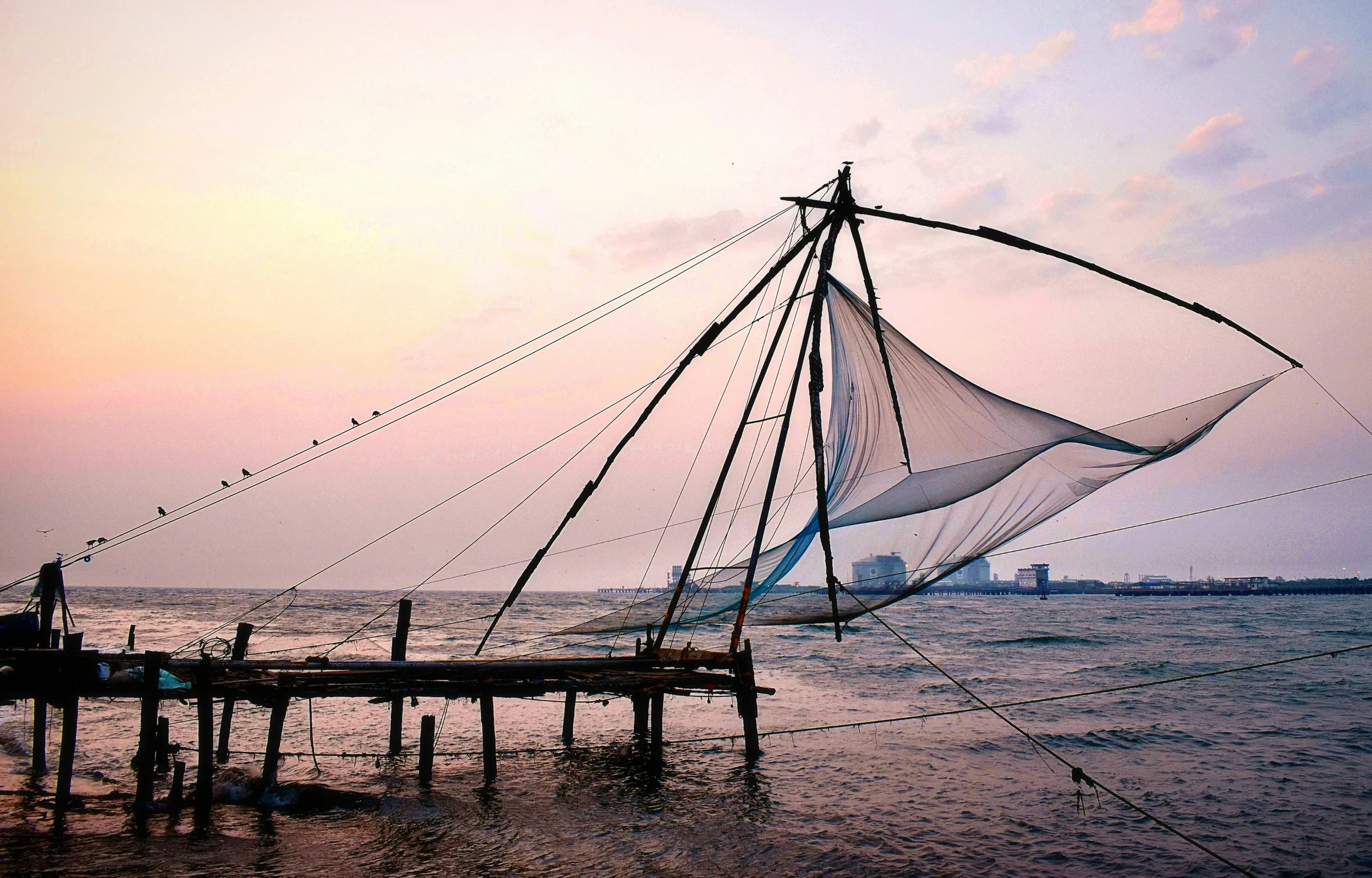Ein chinesisches Fischernetz in Fort Kochi