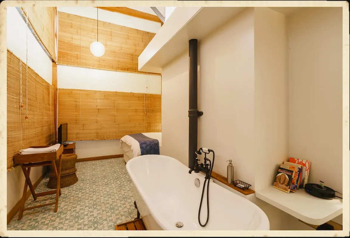 Abode Bombay, photograph 7