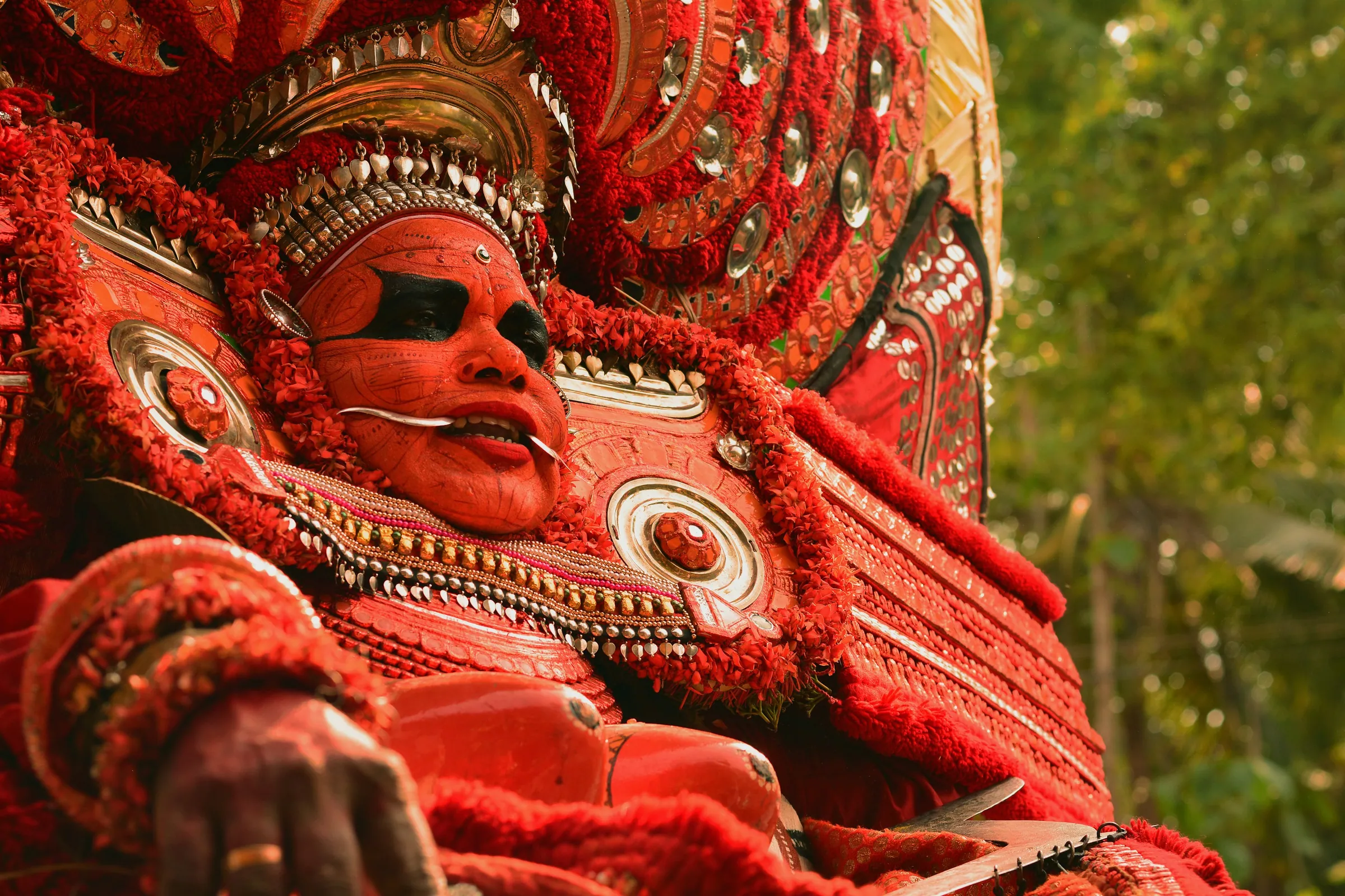 Ein Theyyam-Darsteller im Norden Keralas