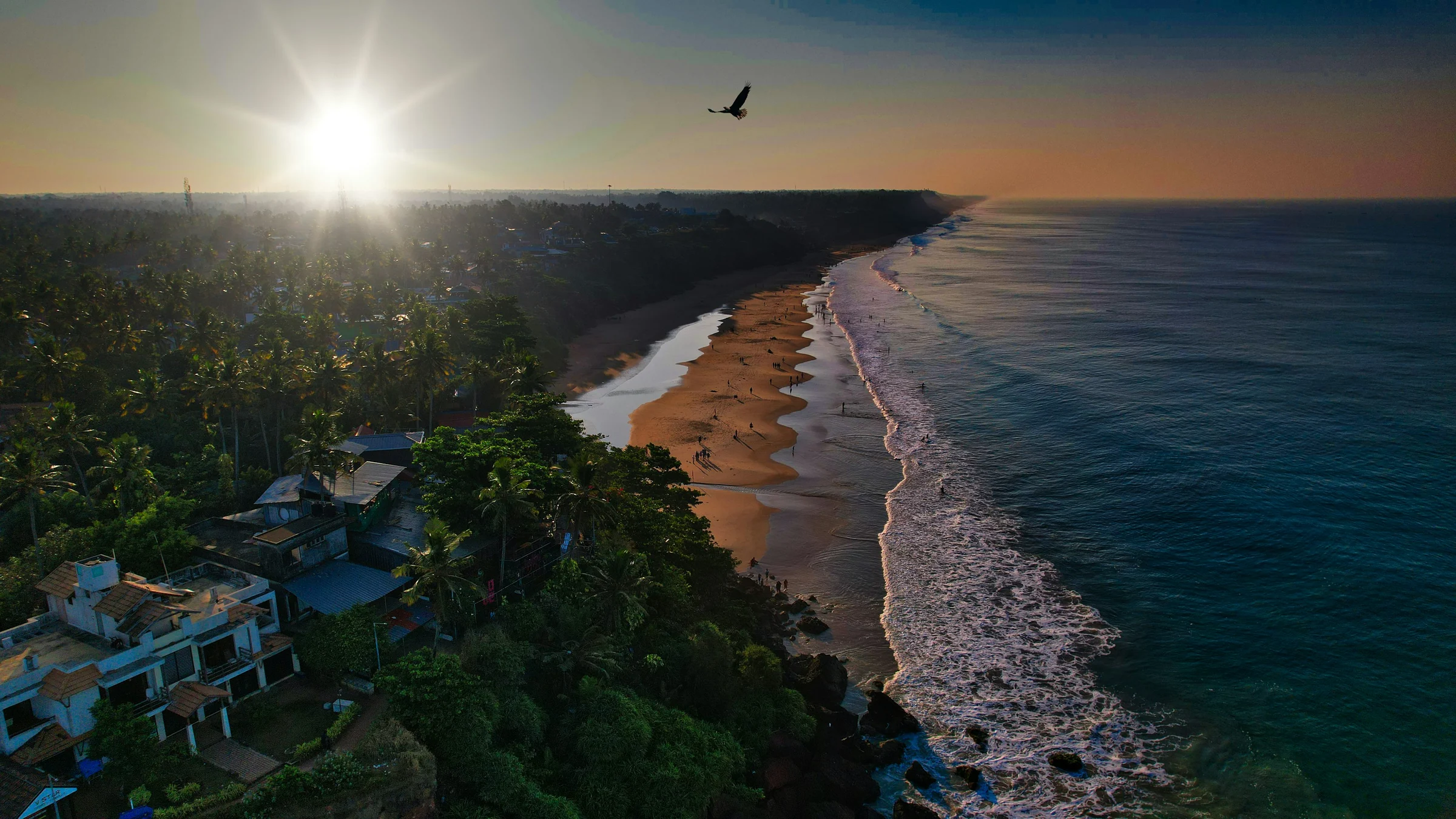 Strand und Klippe von Varkala von oben, bei Sonnenuntergang