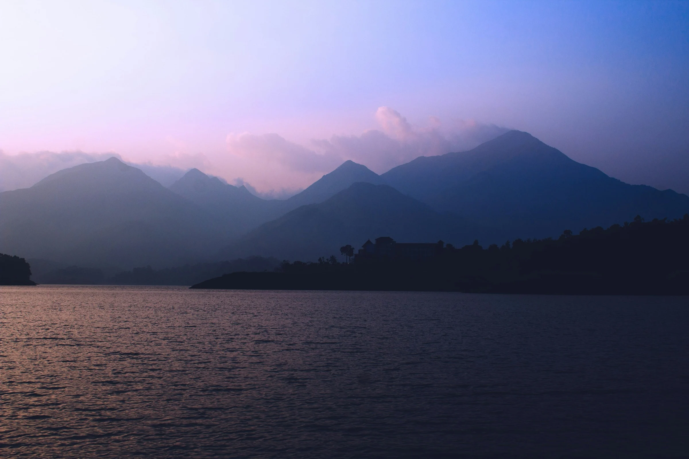 Der Banasura-Sagar-Stausee und die Hügel von Wayanad in der Dämmerung